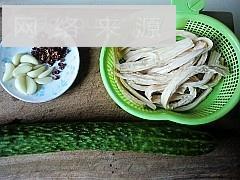椒油黄瓜拌腐竹的做法图解1