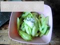 椒油黄瓜拌腐竹的做法图解2