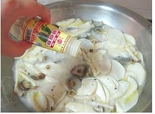 鲜菌奶白鲫鱼汤的做法步骤4