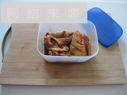 轻而易举两种吃法-黑胡椒烤翅&黑胡椒蜜汁鸡翅的做法步骤3