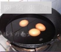 五味子煮鸡蛋的做法步骤2