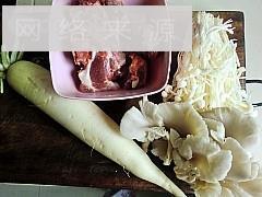 萝卜菌菇大骨汤的做法步骤1