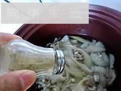 萝卜菌菇大骨汤的做法步骤11