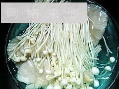 萝卜菌菇大骨汤的做法步骤3