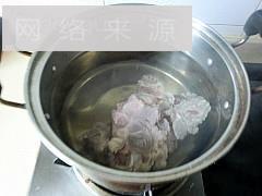 萝卜菌菇大骨汤的做法步骤4
