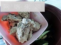 萝卜菌菇大骨汤的做法图解6