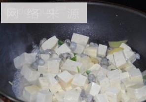 牡蛎豆腐白菜汤的做法步骤3