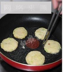 香煎土豆虾仁饼的做法步骤13