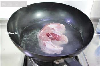 东北酸菜白肉锅的做法步骤2