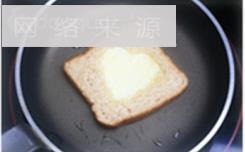 心型面包煎蛋的做法步骤4