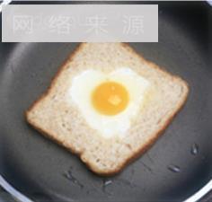 心型面包煎蛋的做法图解5