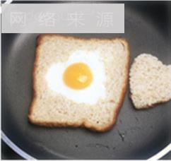 心型面包煎蛋的做法步骤6