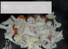 拌饭酱腊肉炒菜花的做法步骤6