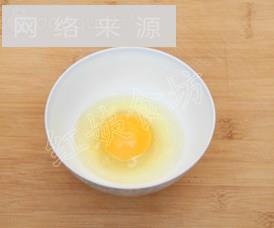 无油煎鸡蛋的做法步骤2
