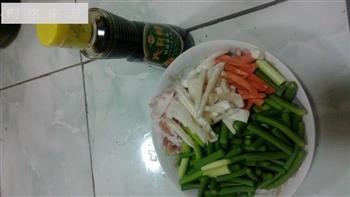 翡翠年华-蒜薹炒肉的做法步骤1