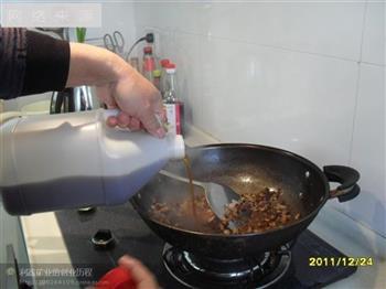 电饭煲做出香喷喷的腊味饭的做法步骤4