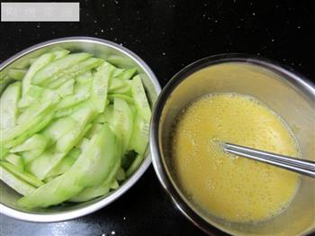 黄瓜片炒鸡蛋的做法步骤1
