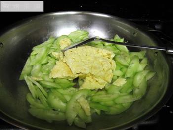 黄瓜片炒鸡蛋的做法步骤5