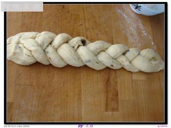 新鲜出炉的发酵辫子面包的做法步骤7