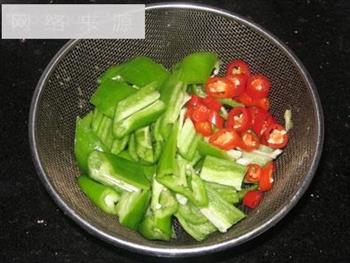 榨菜辣椒炒肉的做法步骤2