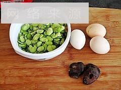 蚕豆香菇炒鸡蛋的做法步骤1
