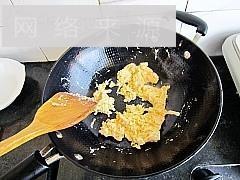 蚕豆香菇炒鸡蛋的做法步骤4