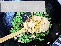 蚕豆香菇炒鸡蛋的做法步骤9