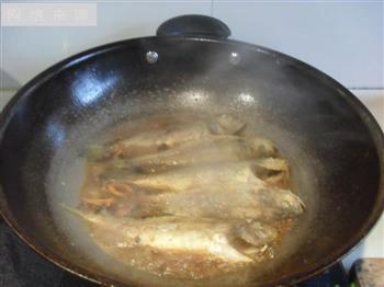 葱烧黄梅鱼的做法步骤2