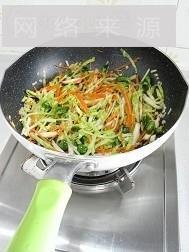 蔬菜炒面的做法步骤6