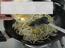 油豆腐炒豆芽的做法步骤4