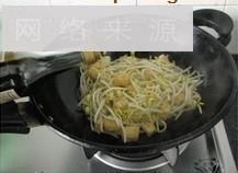 油豆腐炒豆芽的做法步骤5