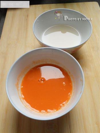 增色增味的胡萝卜汁双色馒头的做法步骤1