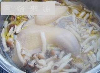 蟹味菇土鸡汤的做法图解3