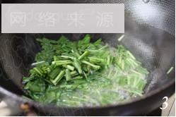韭菜炒蚕豆的做法图解3