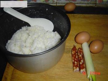 香肠鸡蛋炒饭的做法图解1