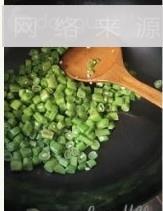 橄榄菜四季豆炒肉丁的做法步骤4