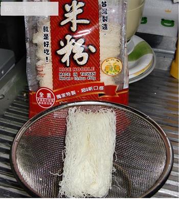 三丝炒台湾米粉的做法图解3