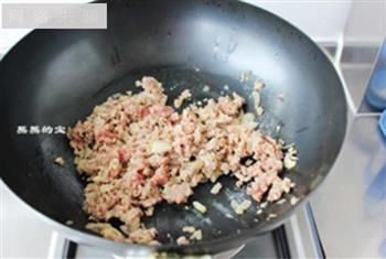 日系茄汁牛肉米炒乌冬的做法步骤5