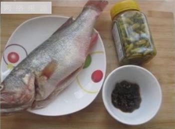泡椒豆豉蒸鲈鱼的做法步骤1
