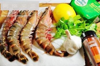 蒜香黄油烤大虾的做法步骤1