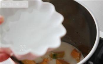 西式奶香南瓜浓汤的做法步骤4