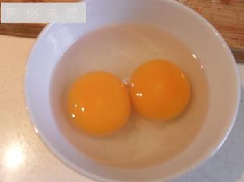 五彩蛋炒饭的做法图解1