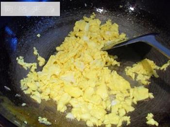 五彩蛋炒饭的做法步骤6