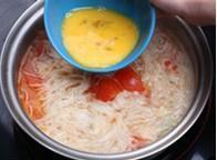 西红柿鸡蛋热汤面的做法步骤13