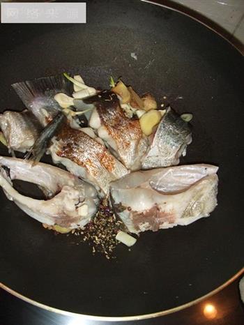 家常菜味美-鲢鱼炖豆腐的做法步骤3