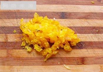 咸蛋黄烩豆腐的做法步骤2
