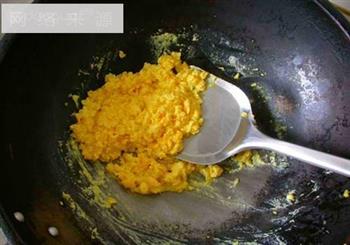 咸蛋黄烩豆腐的做法步骤3