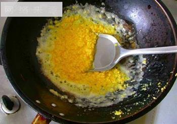 咸蛋黄烩豆腐的做法步骤4