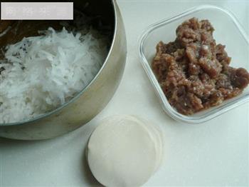 萝卜排骨汤煨萝卜猪肉饺的做法步骤1