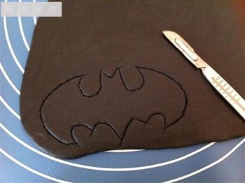 把拯救世界的任务交给一个蛋糕吧-翻糖蝙蝠侠蛋糕的做法图解3